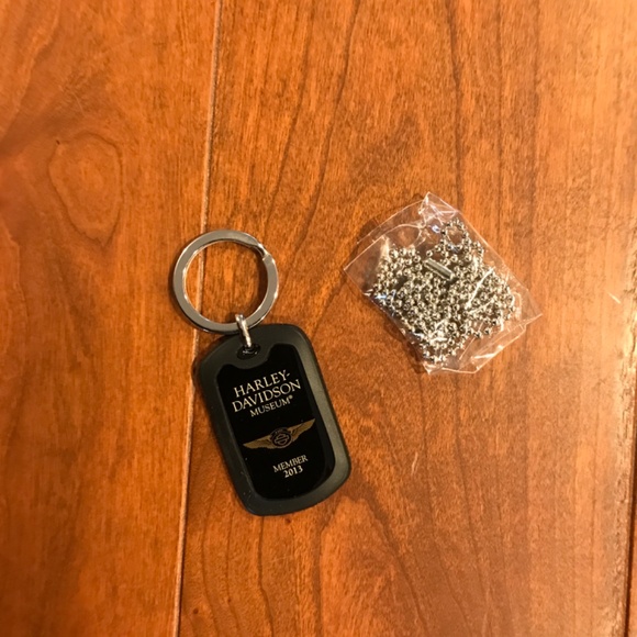 HARLEY-DAVIDSON MUSEUM 2013 110TH ANNIVERSARY TIN WITH KEY CHAIN AND BOOKLET - Picture 8 of 9